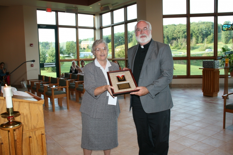 Sister Mary Francis Fletcher presenting the Ketteler Award to Fr. Greg Boyle, SJ